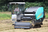 新潟県畜産研究センターでは、牛の飼料にするために楢山集落の稲わらから飼料用サイロを作っています。