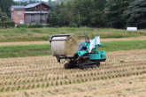 新潟県畜産研究センターでは、牛の飼料にするために楢山集落の稲わらから飼料用サイロを作っています。