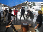 ならやま集落の男衆がかわるがわるに餅をつきます。