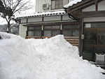 屋根から下ろした雪。まだまだ少ないほうです。