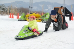 雪上遊具で楽しむこども