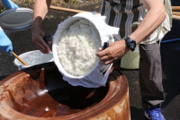 笹岡小学校の児童が「餅つき」体験