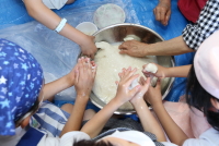 笹岡小学校の児童が「餅つき」体験