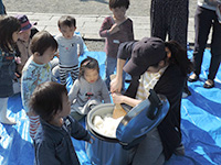 サラナ親子教室の子供達がならやまのコシヒカリをペロリときれいに食べてくださいました